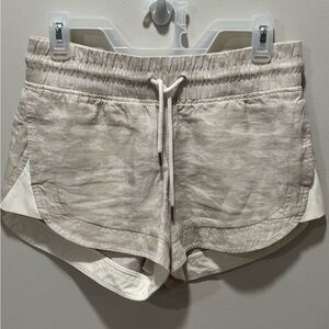 Athleta Women’s Workout Shorts Cream Camouflage Size 2